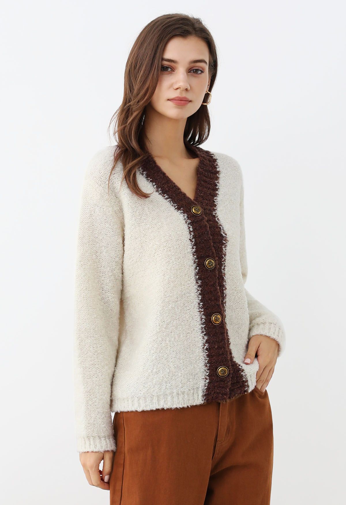 Cardigan boutonné en tricot pelucheux avec bordure contrastante en ivoire