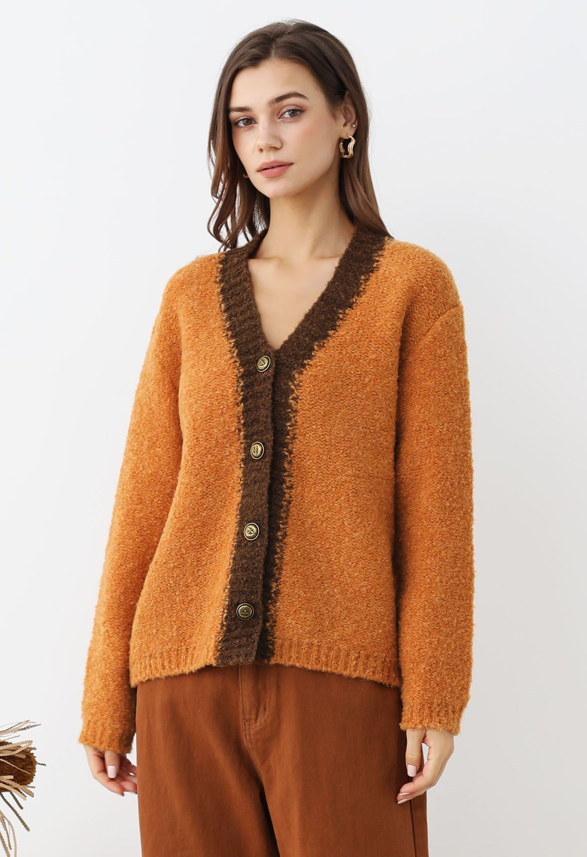 Cardigan boutonné en tricot pelucheux à bordure contrastante en orange