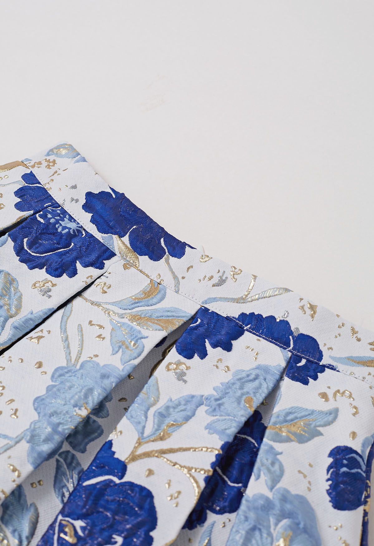 Jupe midi plissée évasée en jacquard fleuri orné de motifs indigo