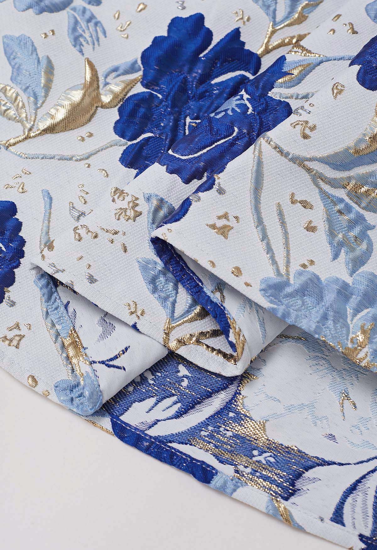 Jupe midi plissée évasée en jacquard fleuri orné de motifs indigo