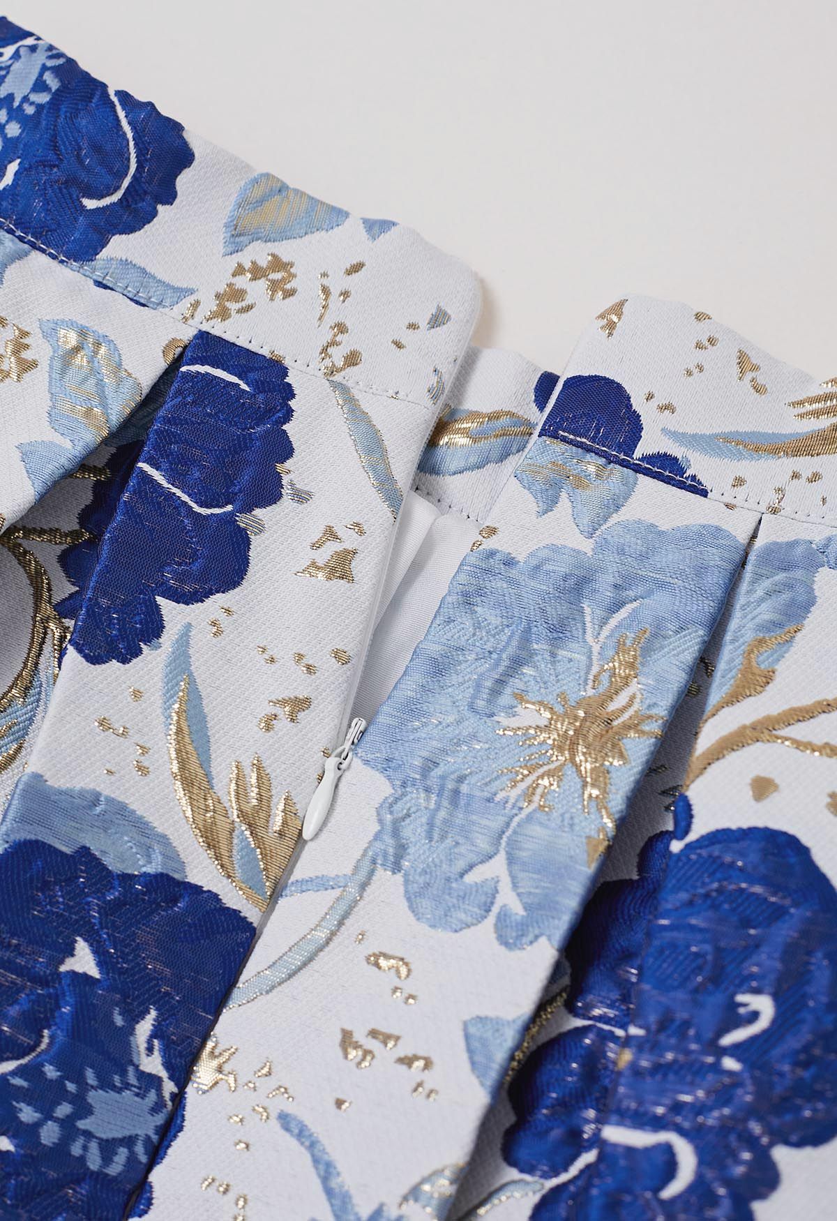 Jupe midi plissée évasée en jacquard fleuri orné de motifs indigo