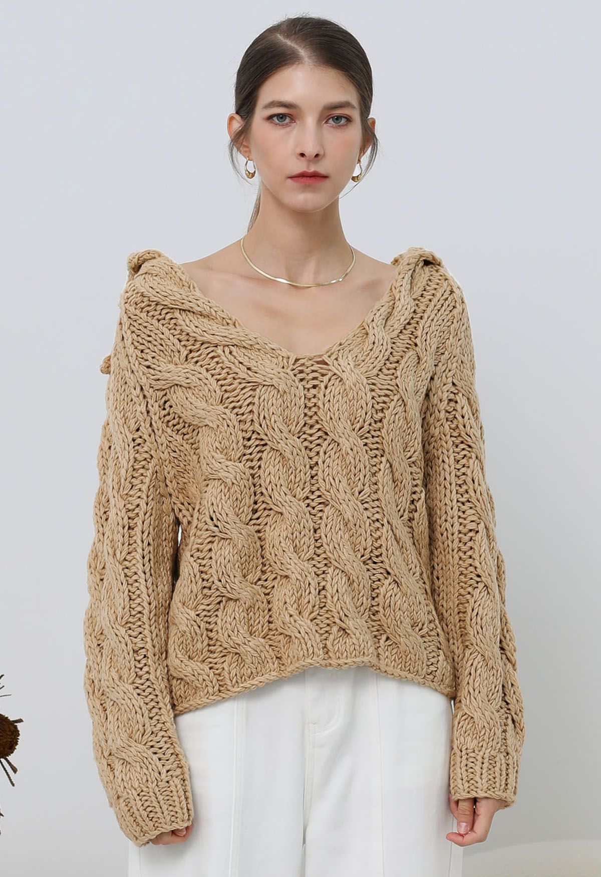 Pull en maille torsadée épaisse à col en V en beige