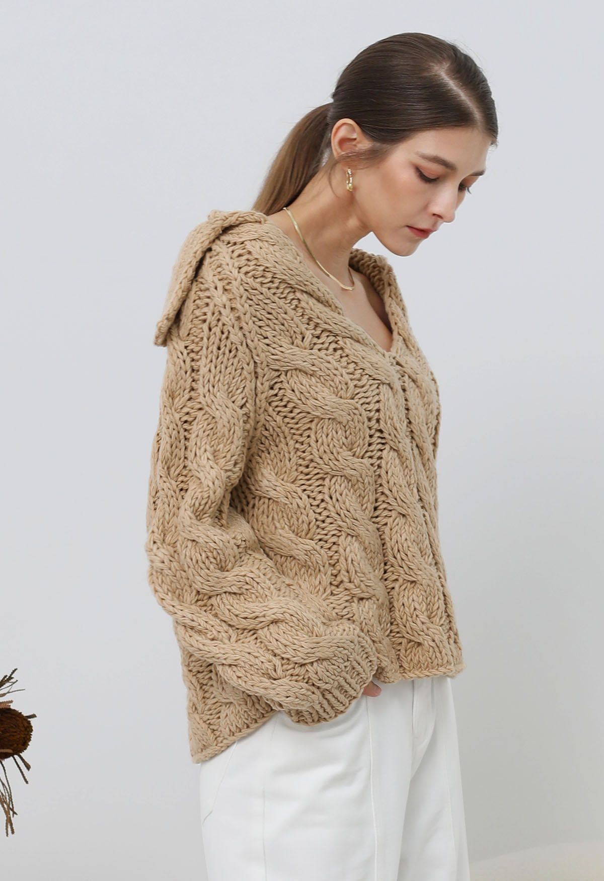 Pull en maille torsadée épaisse à col en V en beige