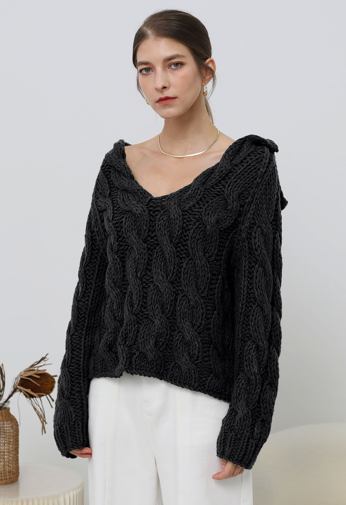 Pull en maille torsadée épaisse à col en V en noir