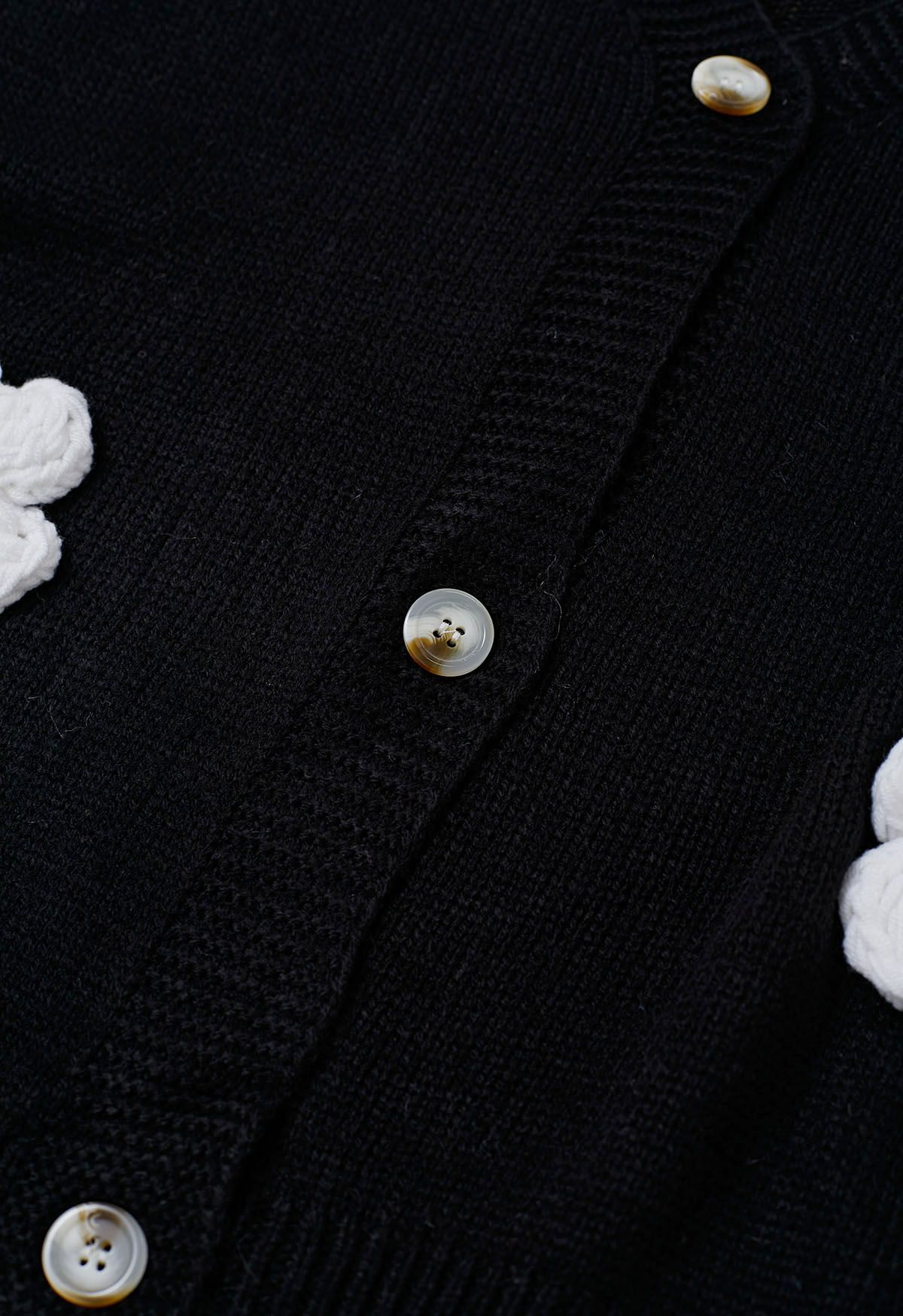 Joli cardigan boutonné en tricot à fleurs 3D en noir