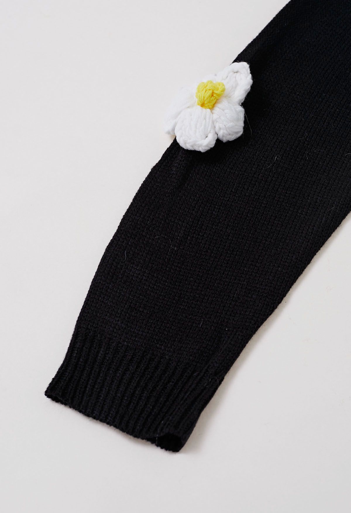 Joli cardigan boutonné en tricot à fleurs 3D en noir