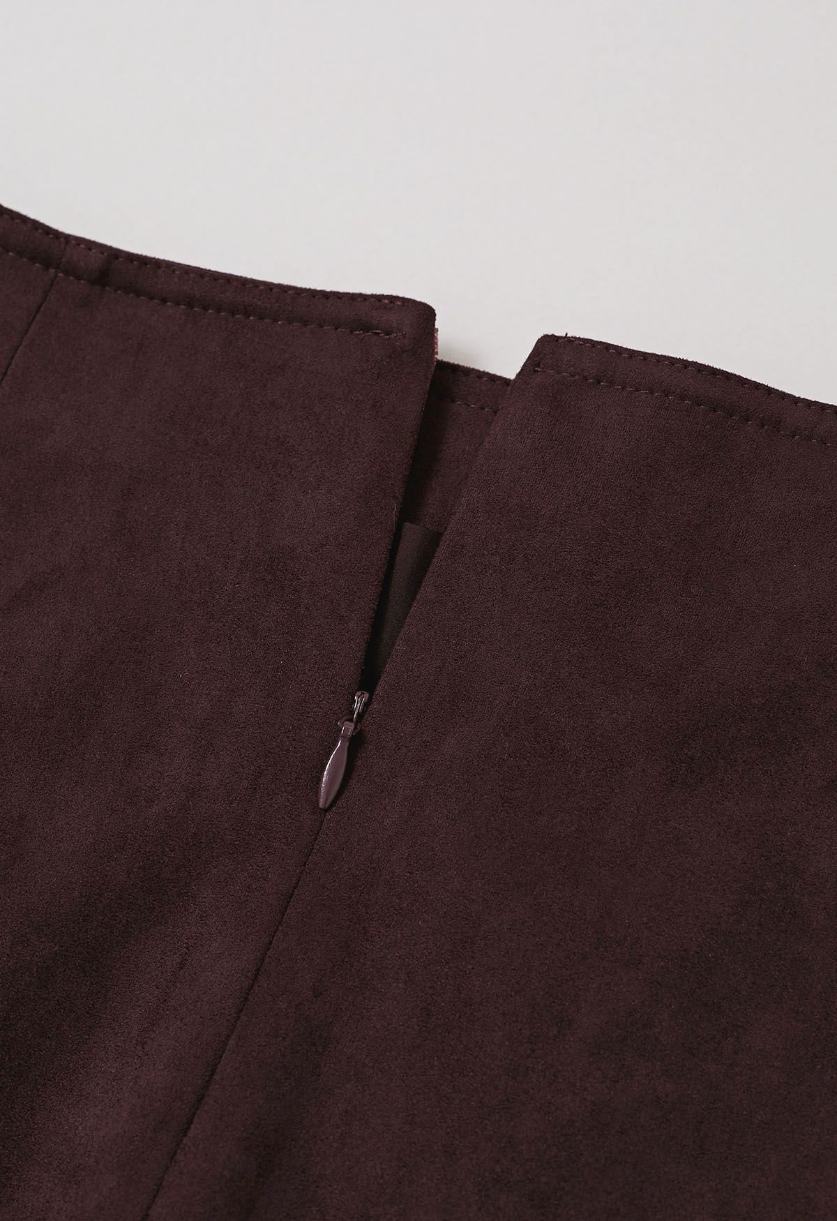 Mini-jupe rétro chic en faux daim bordeaux