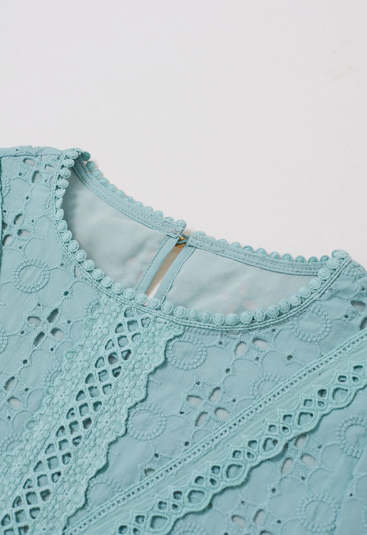 Haut en coton à broderies œillets et pétales complexes en turquoise