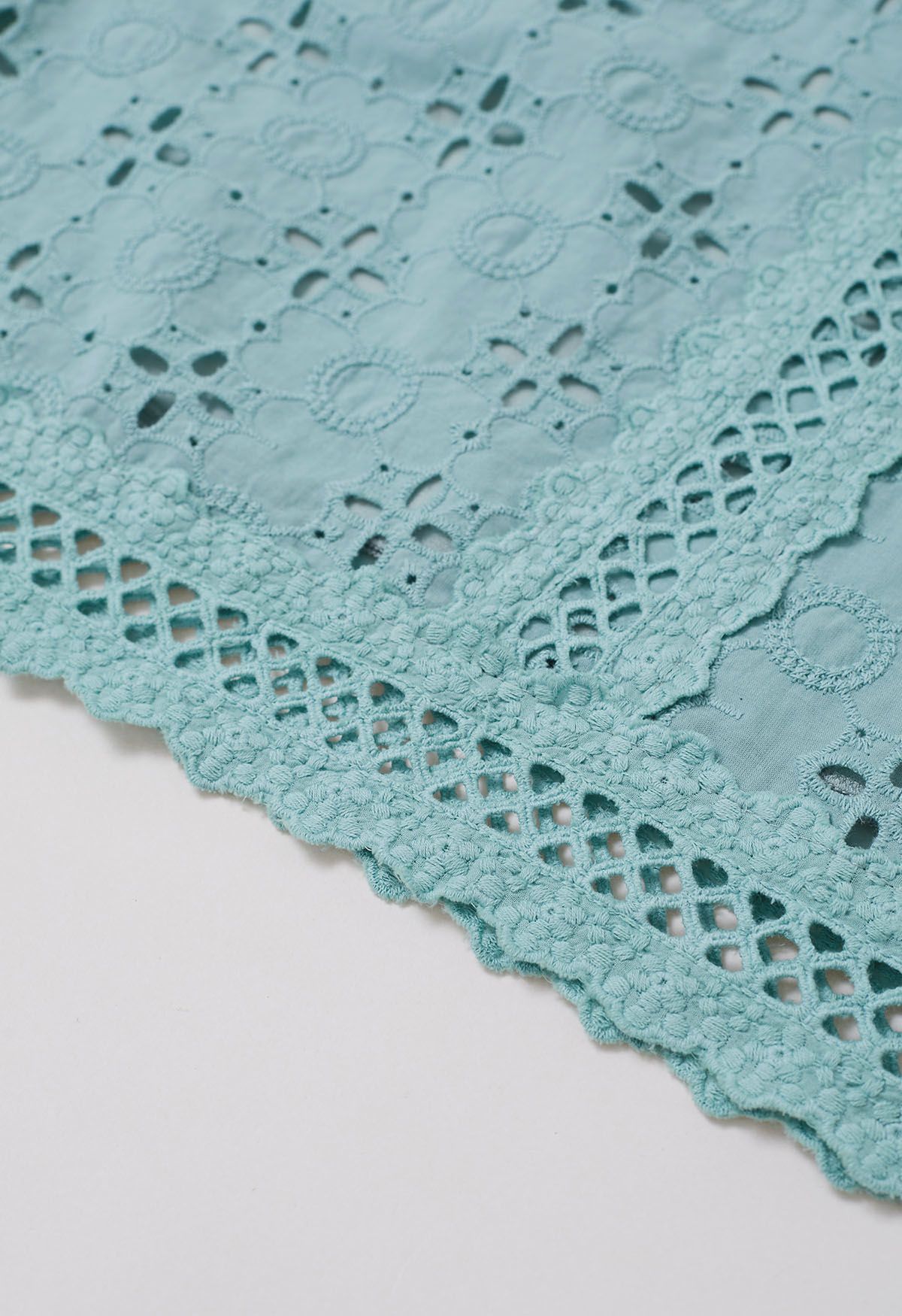 Haut en coton à broderies œillets et pétales complexes en turquoise