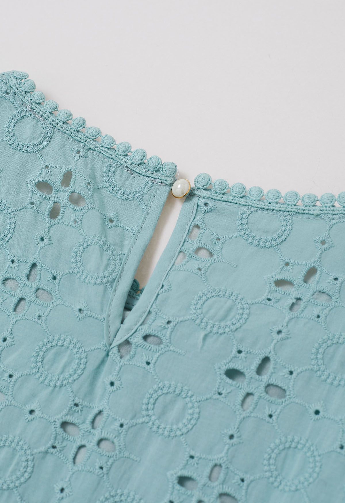 Haut en coton à broderies œillets et pétales complexes en turquoise