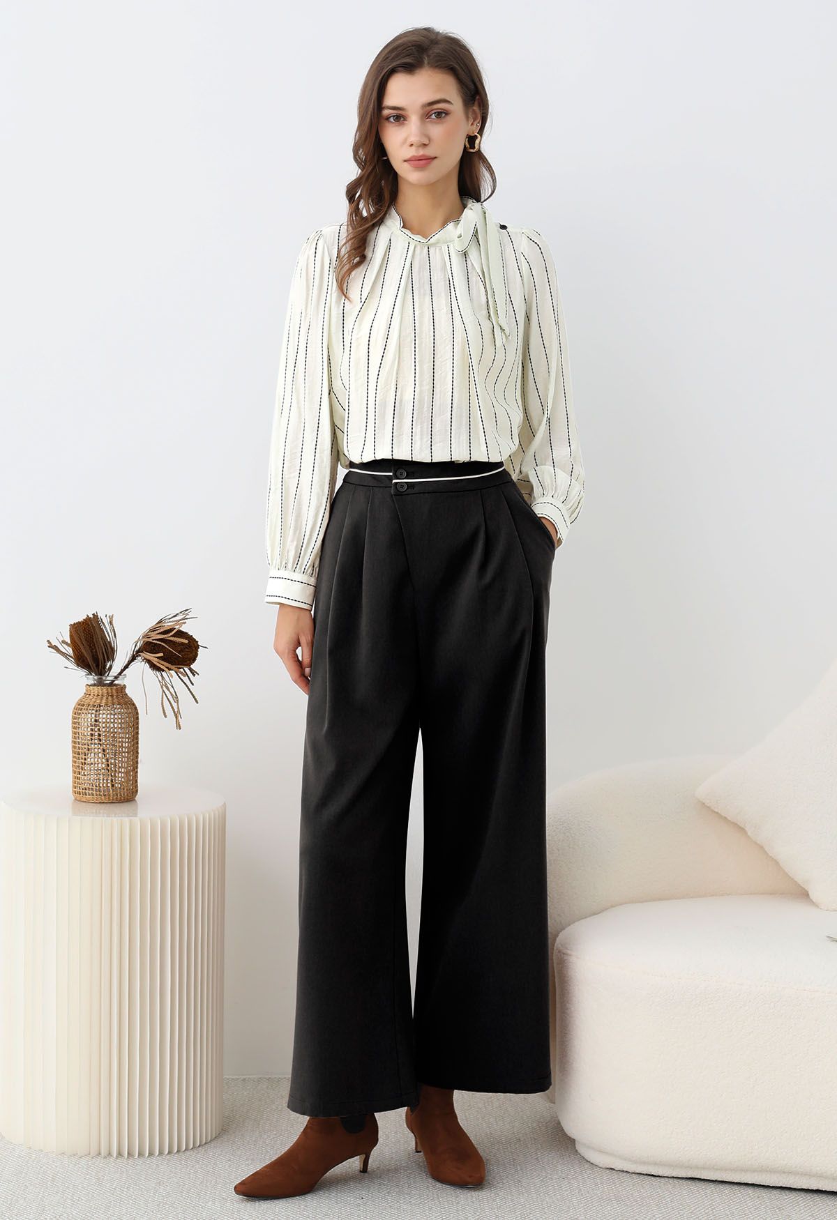 Pantalon Palazzo à plis boutonnés et passepoils contrastés en noir