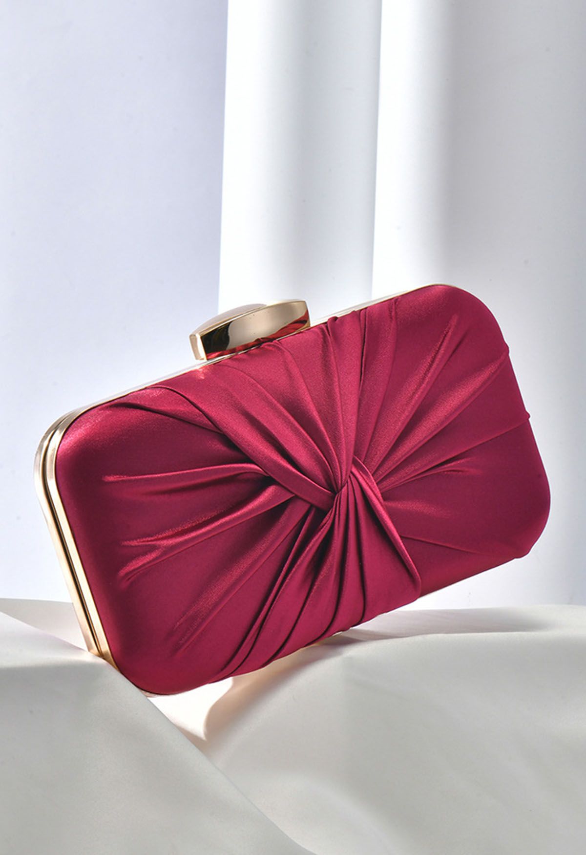 Pochette en satin noué et froncé en bordeaux