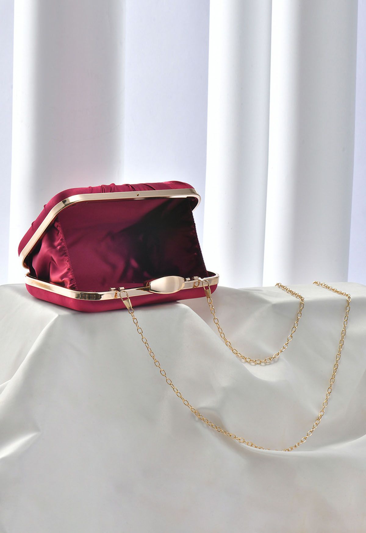 Pochette en satin noué et froncé en bordeaux