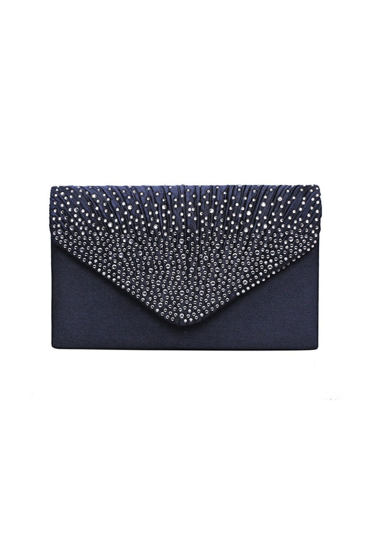 Sac enveloppe en satin orné de strass bleu marine