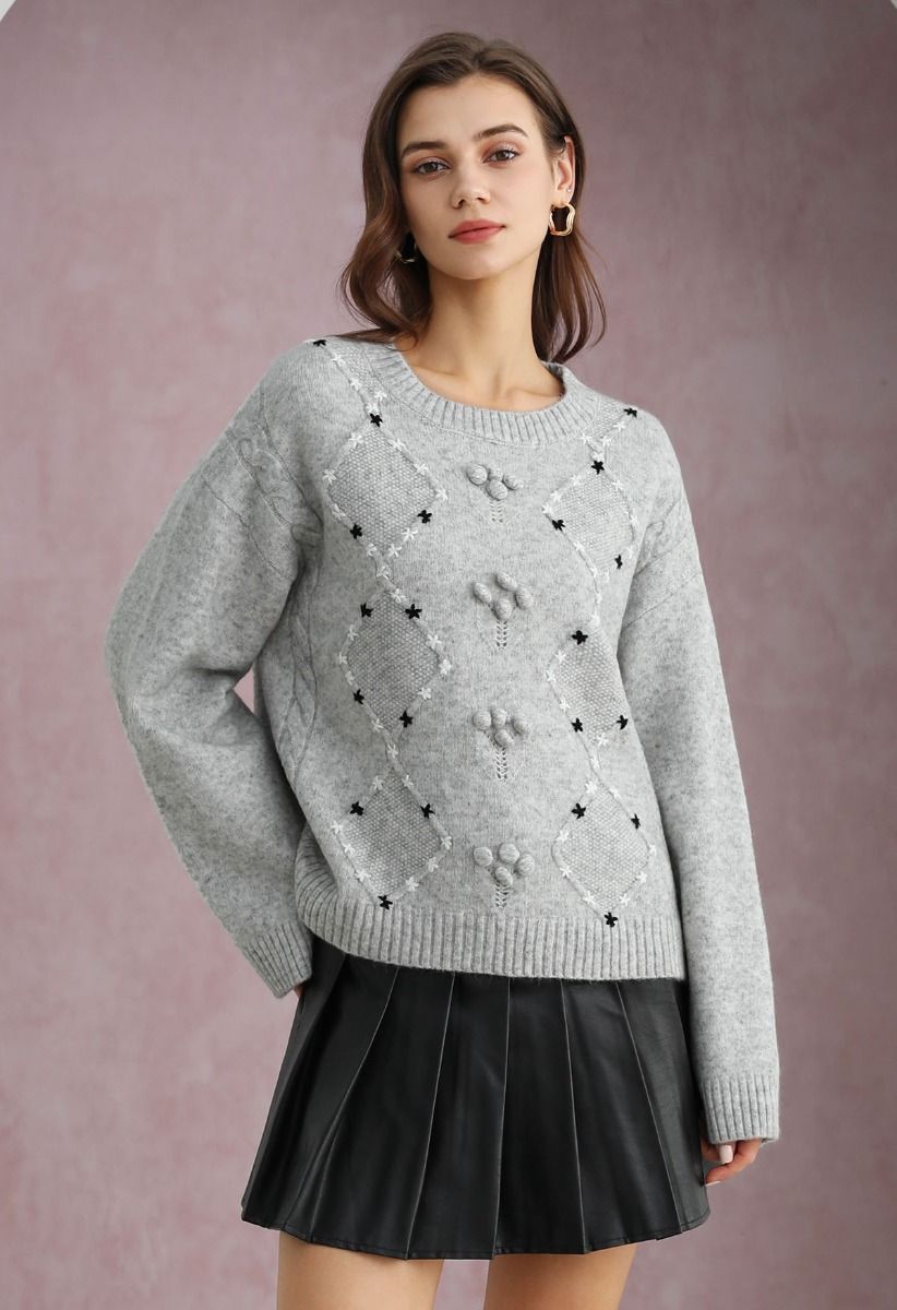 Pull en maille côtelée à pompons et à motifs floraux en gris