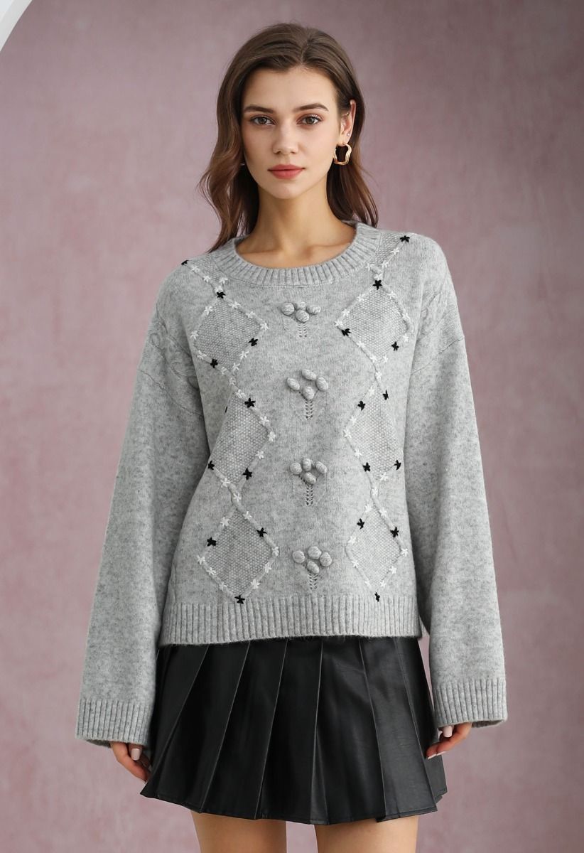 Pull en maille côtelée à pompons et à motifs floraux en gris