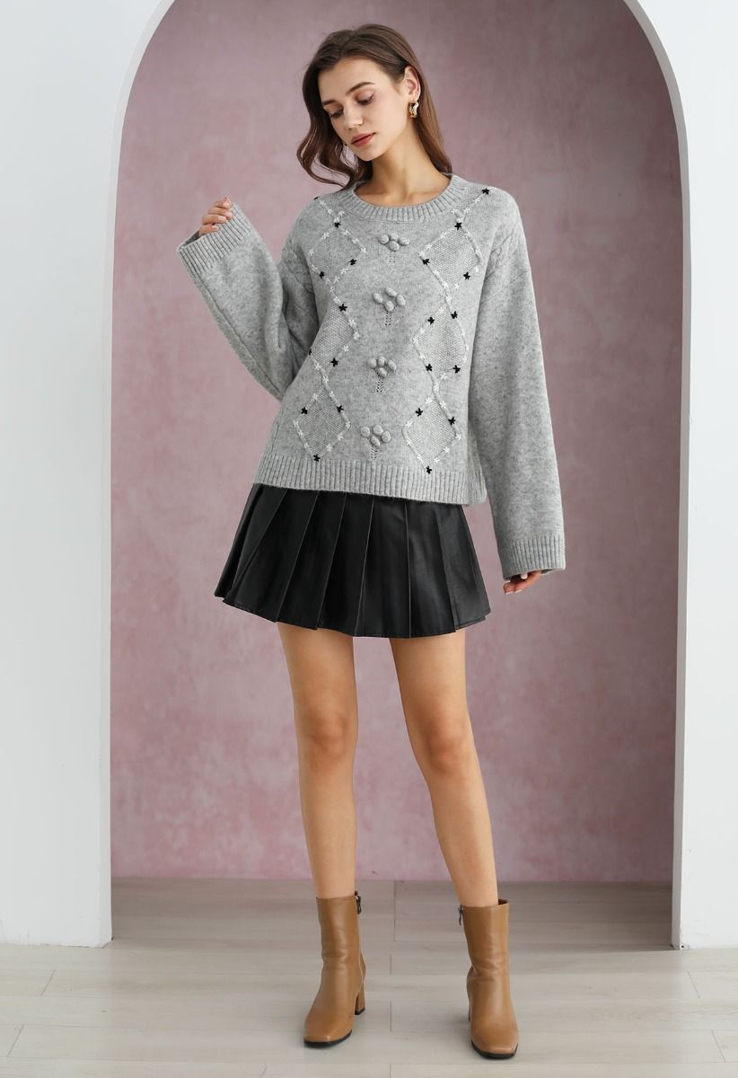 Pull en maille côtelée à pompons et à motifs floraux en gris