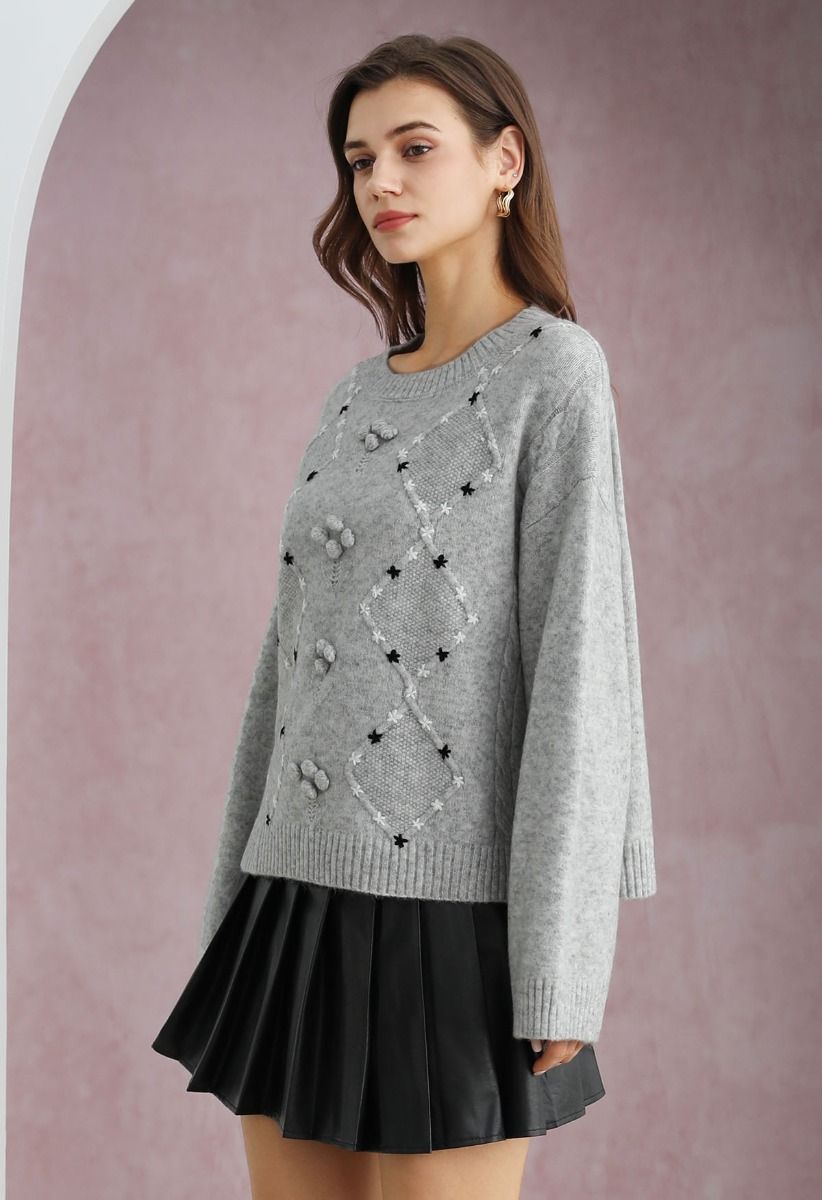 Pull en maille côtelée à pompons et à motifs floraux en gris