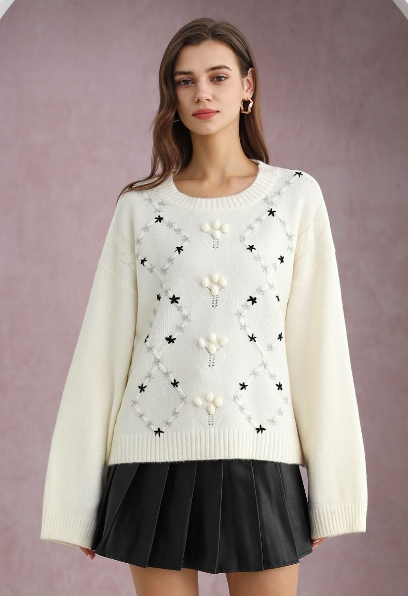 Pull côtelé à pompons et à motifs floraux en losanges, couleur crème