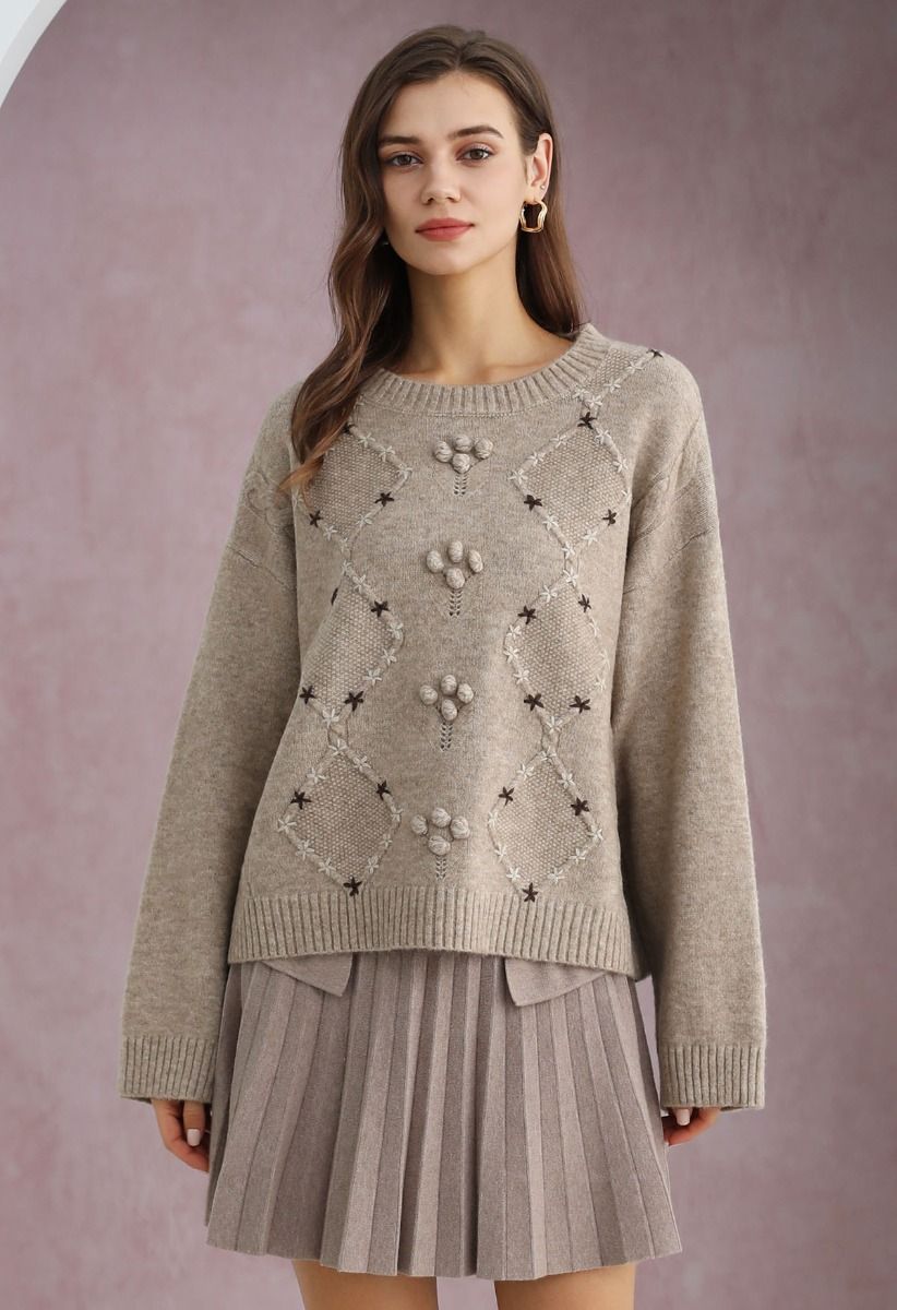 Pull côtelé à pompons et à motifs floraux en losanges taupe