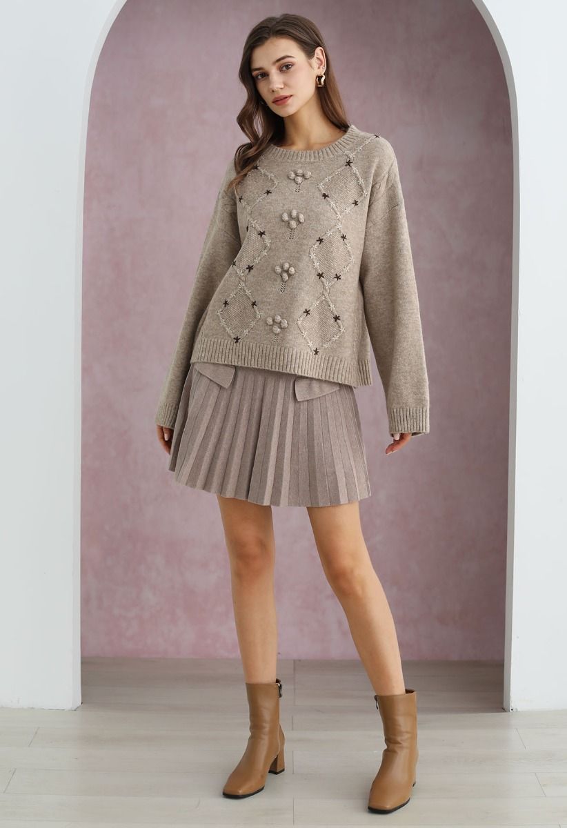 Pull côtelé à pompons et à motifs floraux en losanges taupe