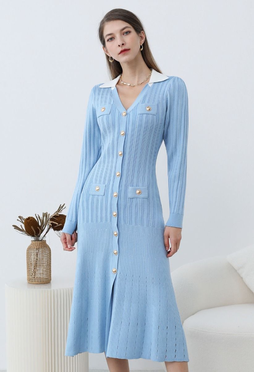 Robe mi-longue attrayante à col en V et boutons cloutés en bleu