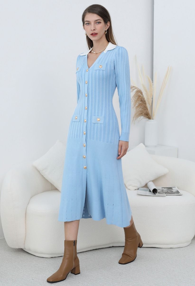 Robe mi-longue attrayante à col en V et boutons cloutés en bleu