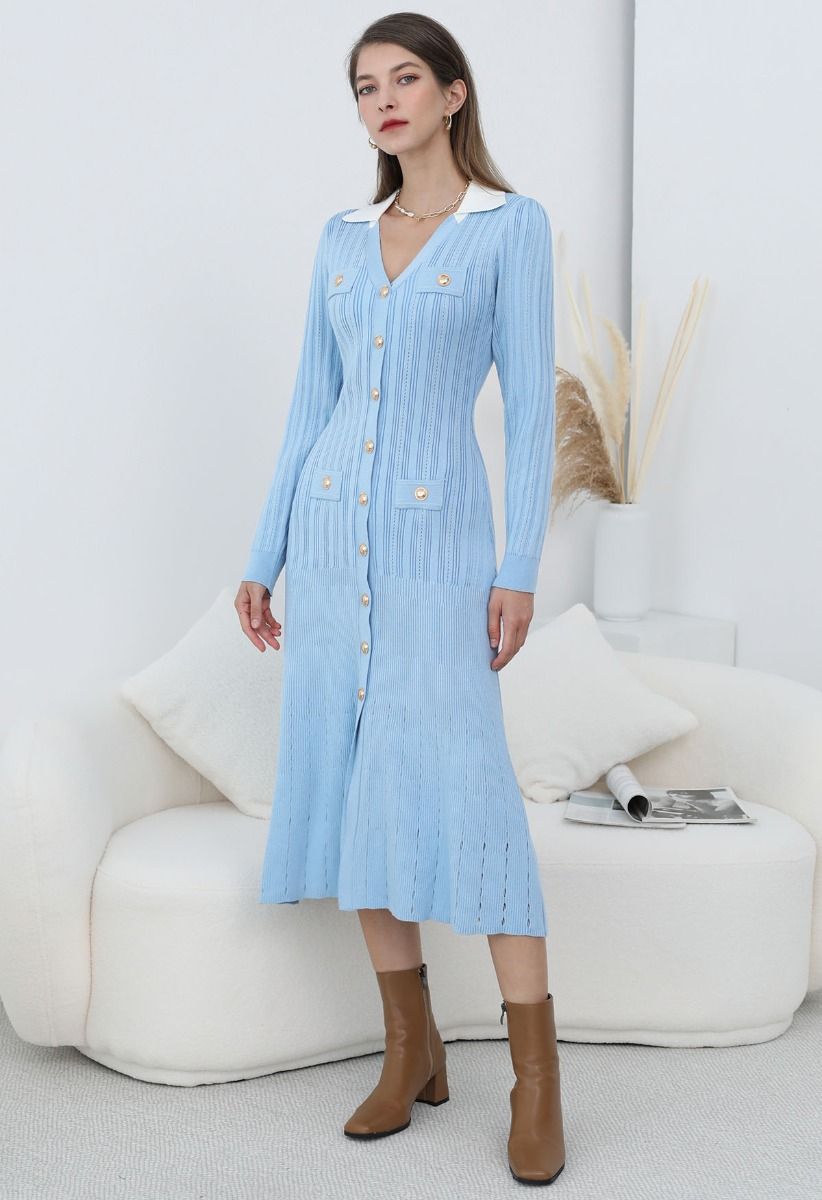 Robe mi-longue attrayante à col en V et boutons cloutés en bleu