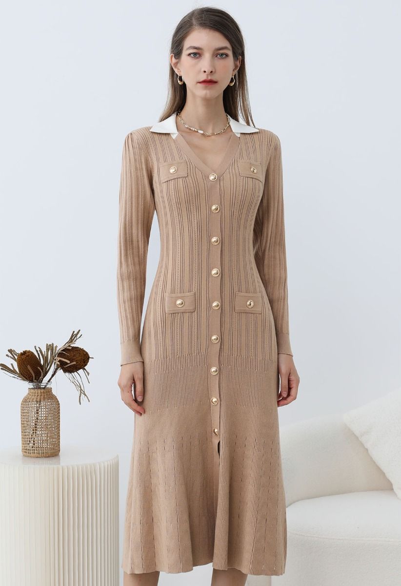 Robe mi-longue attrayante à col en V et boutons cloutés en beige