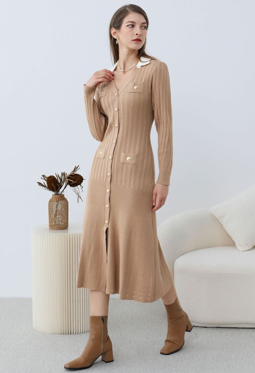 Robe mi-longue attrayante à col en V et boutons cloutés en beige