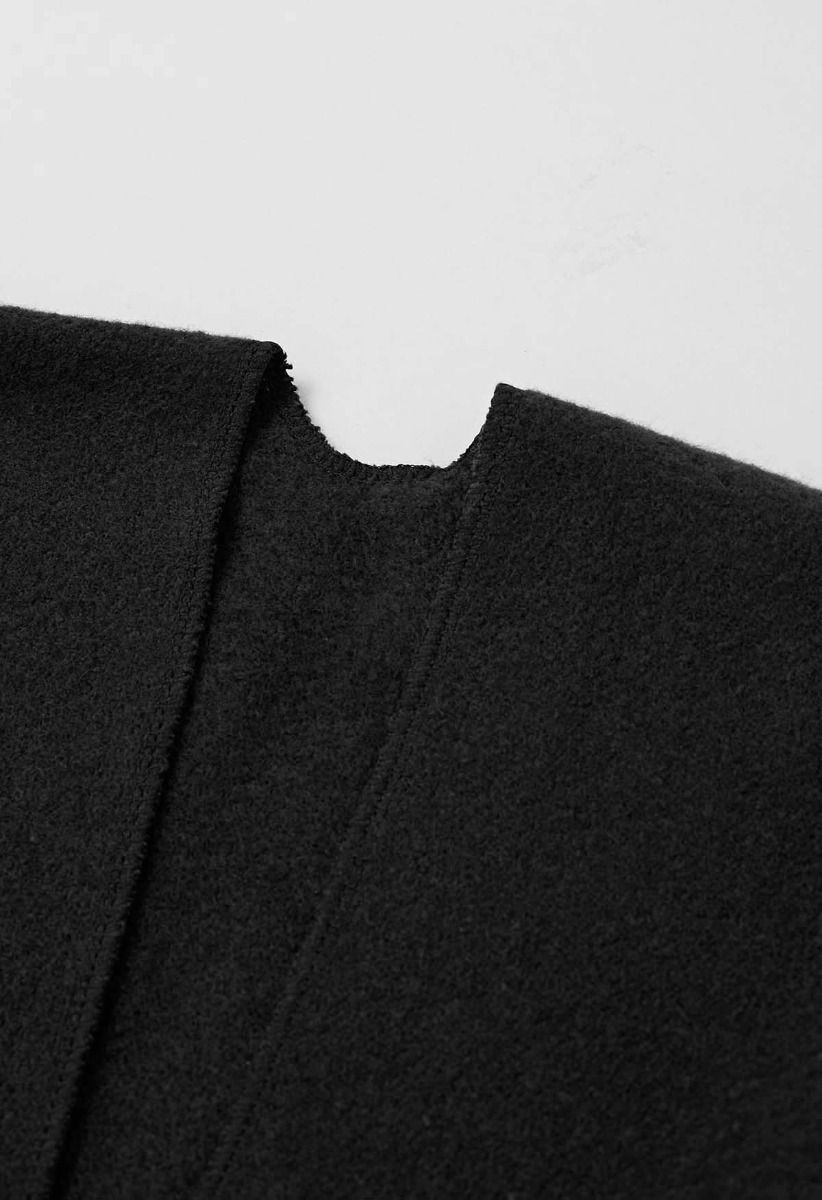 Poncho à ourlet frangé et poche Whisper Soft en noir