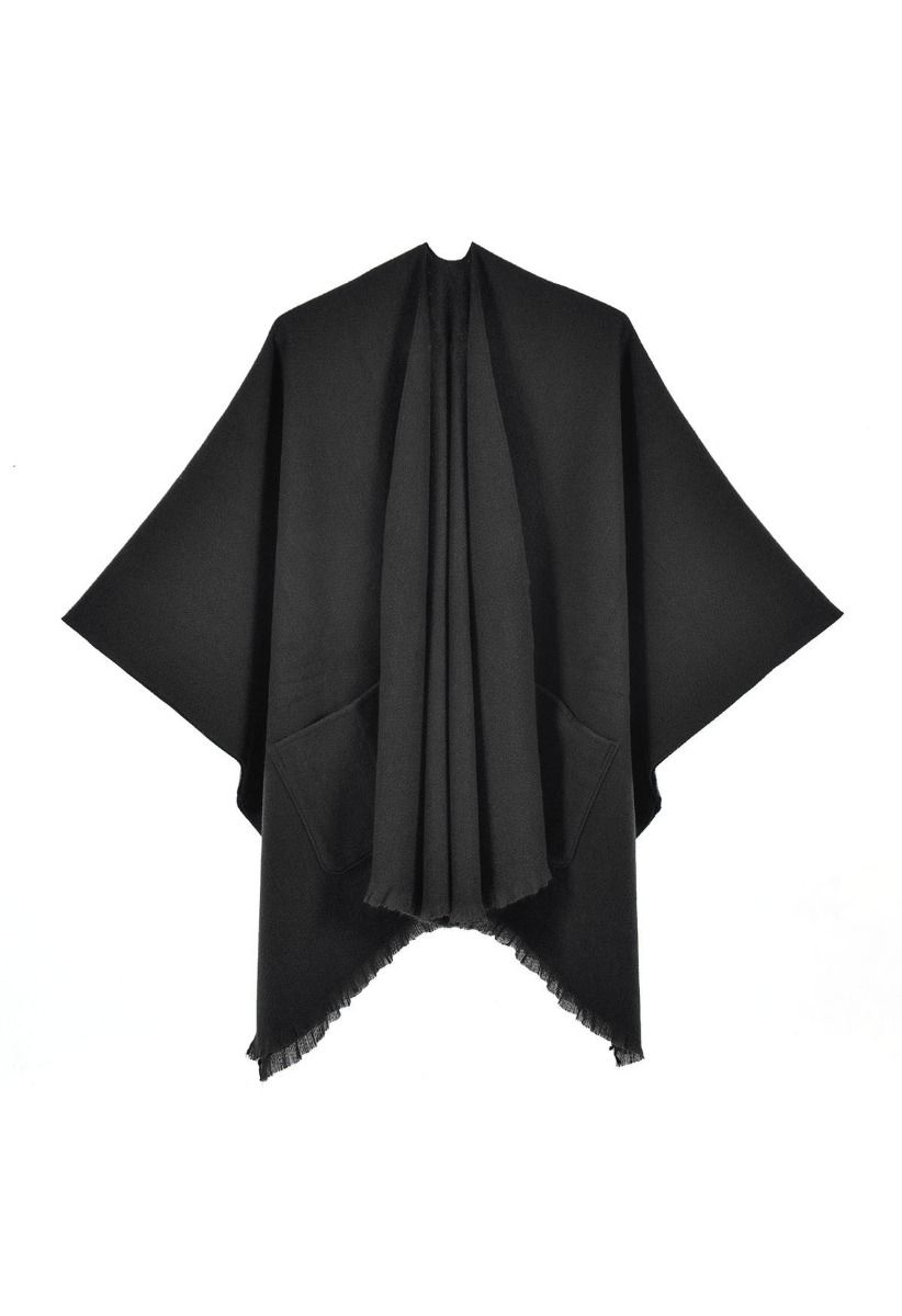 Poncho à ourlet frangé et poche Whisper Soft en noir