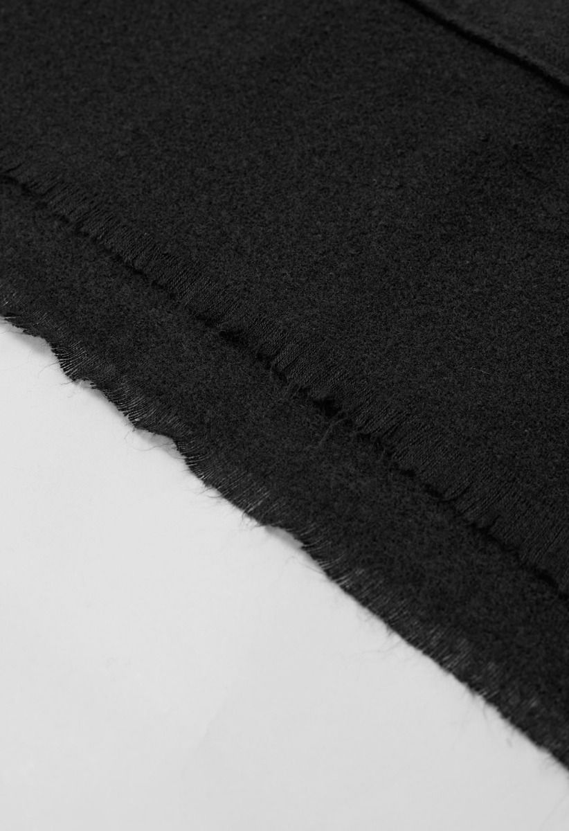 Poncho à ourlet frangé et poche Whisper Soft en noir