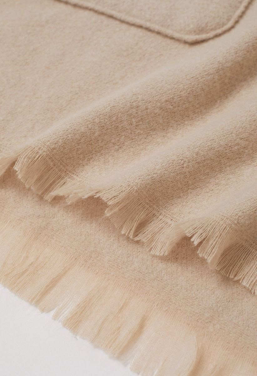 Poncho à ourlet frangé et poche Whisper Soft en beige clair