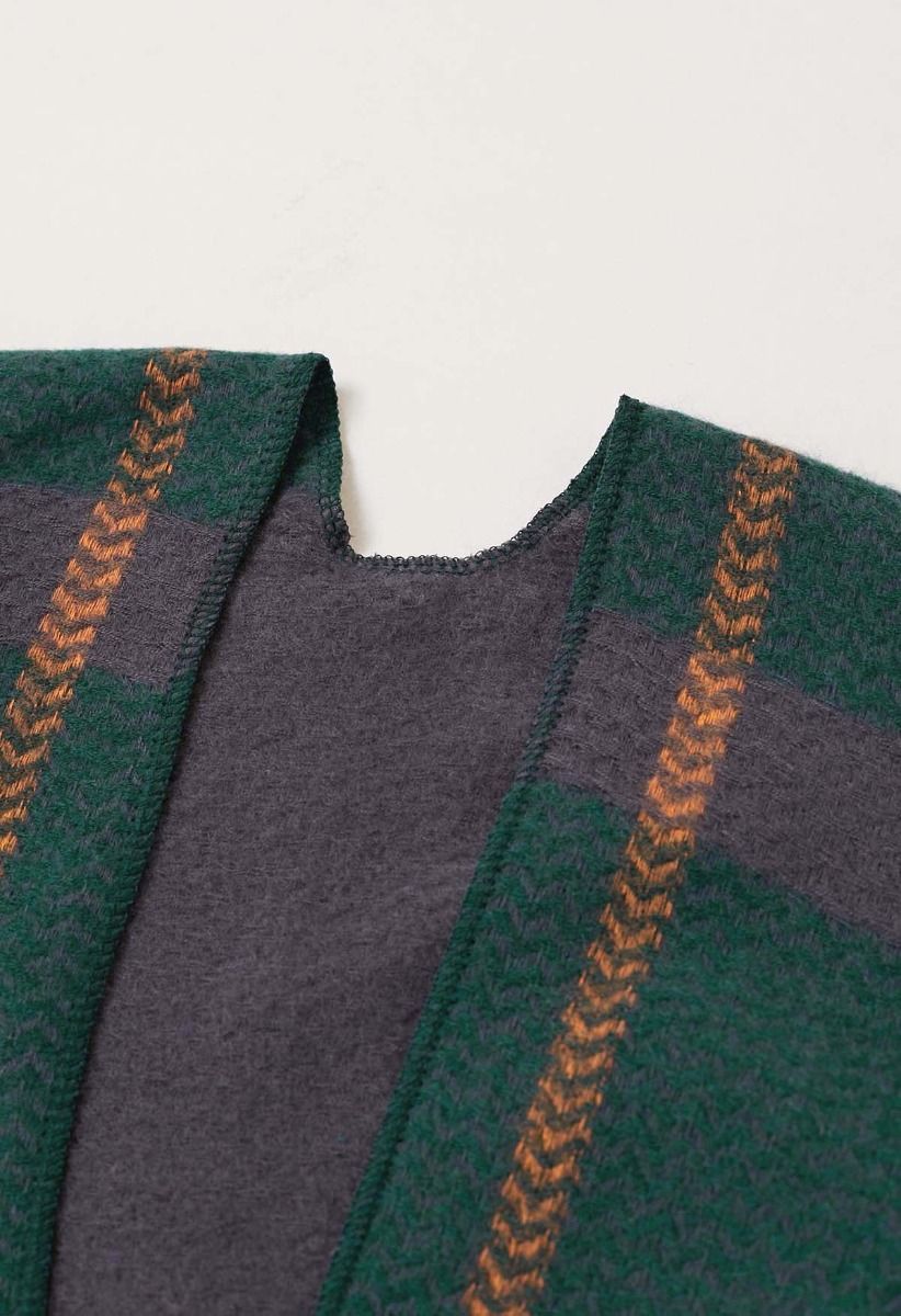 Poncho à ourlet frangé à motif géométrique en vert foncé