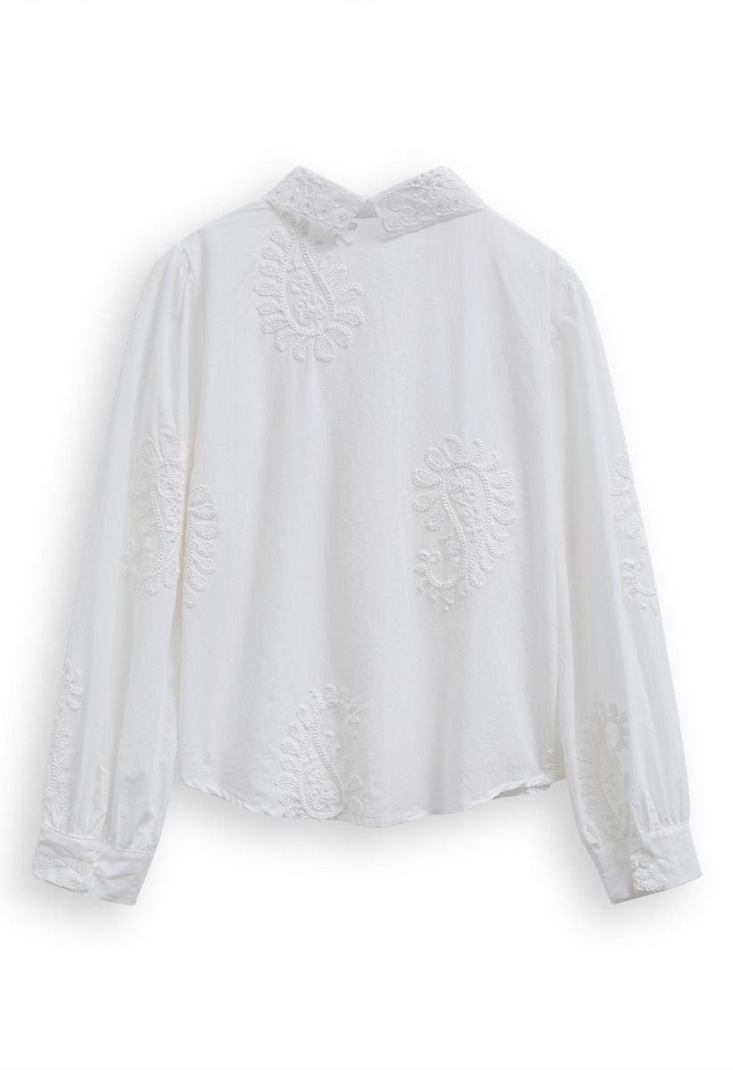 Chemise boutonnée à broderie florale inspirée du cachemire en blanc