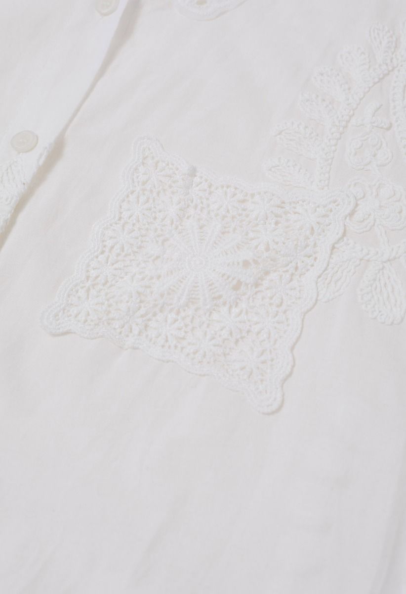 Chemise boutonnée à broderie florale inspirée du cachemire en blanc