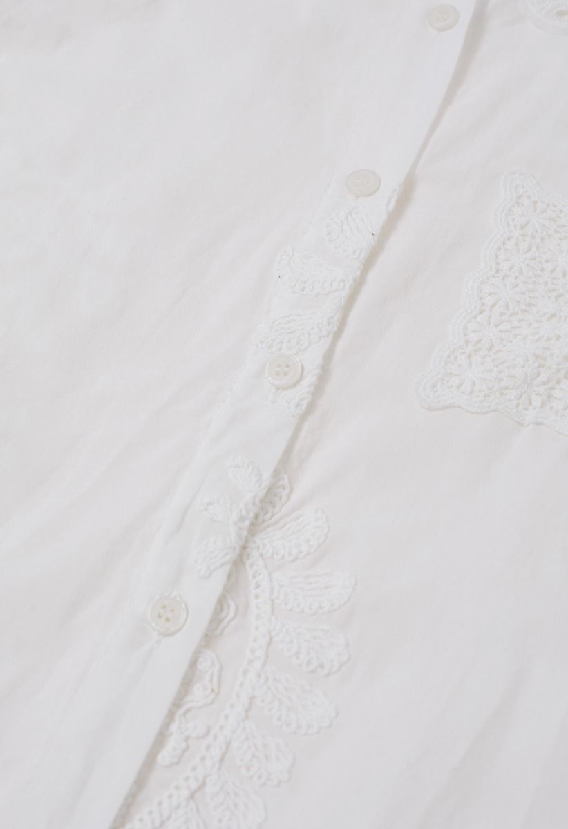 Chemise boutonnée à broderie florale inspirée du cachemire en blanc