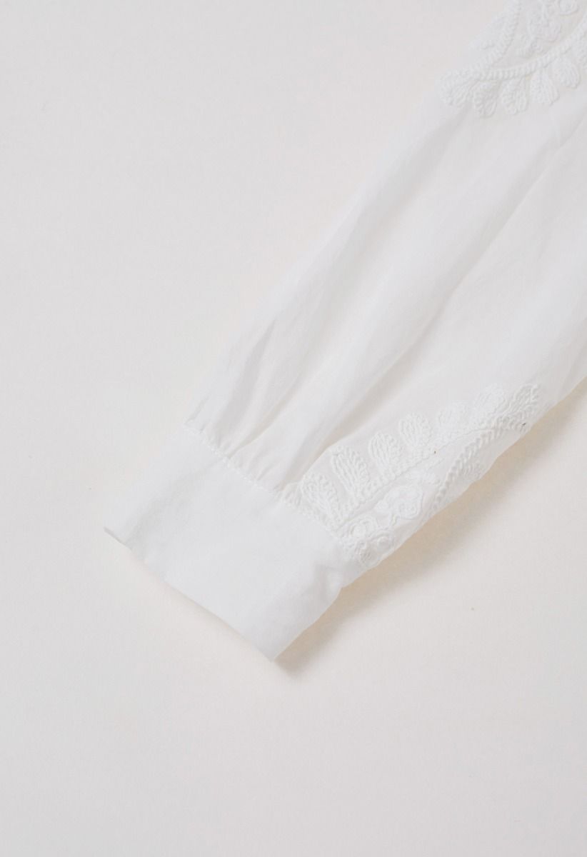 Chemise boutonnée à broderie florale inspirée du cachemire en blanc