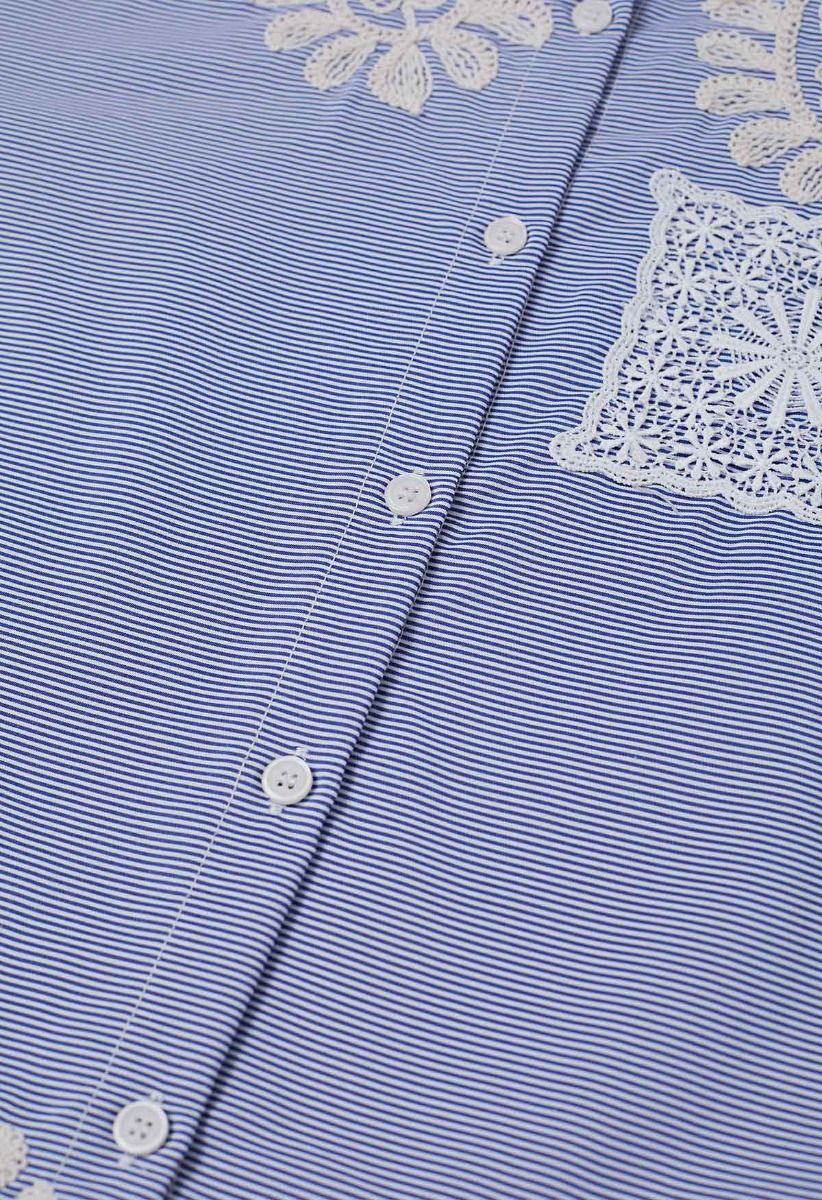 Chemise boutonnée à broderie florale inspirée du cachemire en bleu