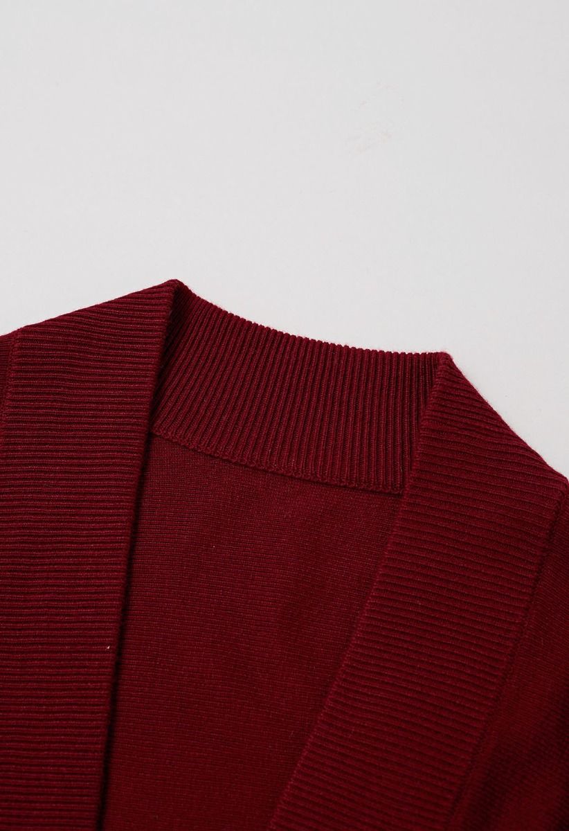 Cardigan minimaliste en tricot côtelé ouvert sur le devant en rouge