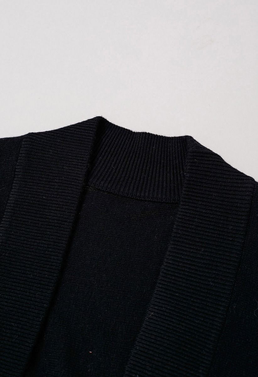 Cardigan minimaliste en tricot à bords côtelés et ouvert sur le devant en noir