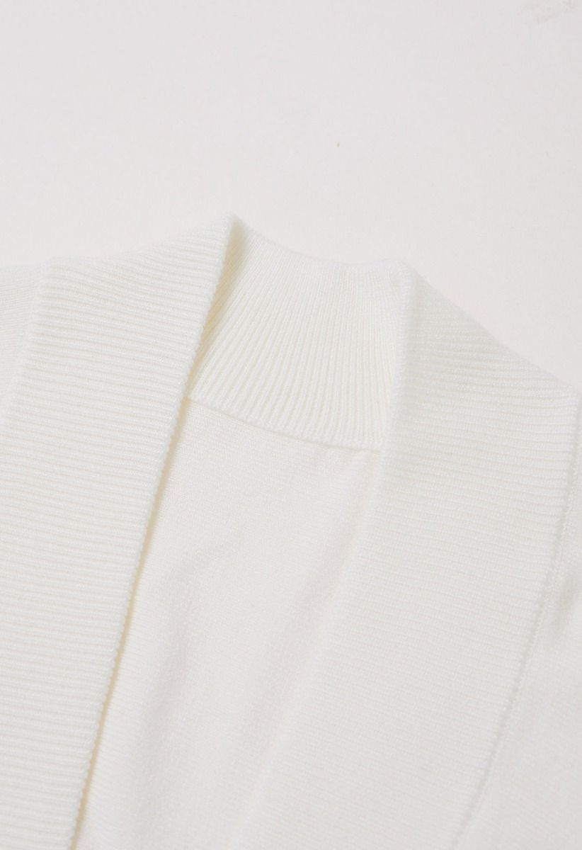 Cardigan minimaliste en tricot côtelé ouvert sur le devant en blanc