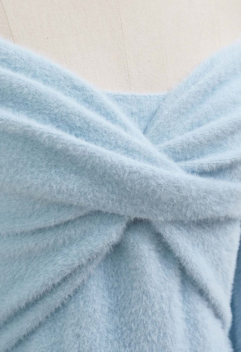 Haut en tricot pelucheux à épaules dénudées et devant croisé en bleu bébé