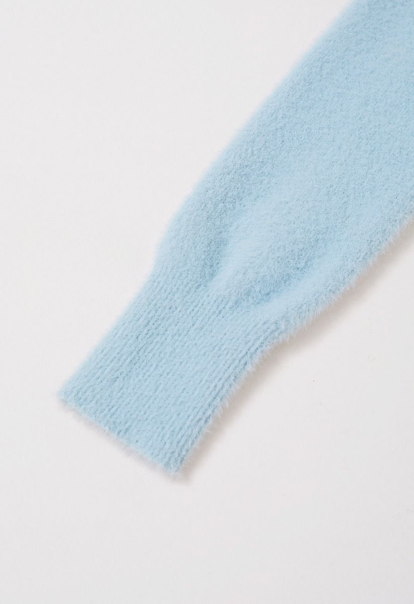 Haut en tricot pelucheux à épaules dénudées et devant croisé en bleu bébé