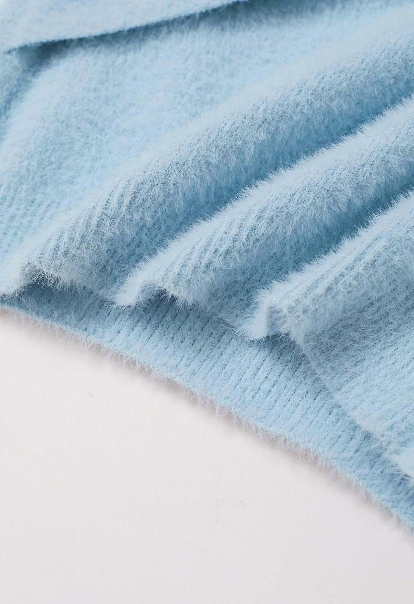 Haut en tricot pelucheux à épaules dénudées et devant croisé en bleu bébé