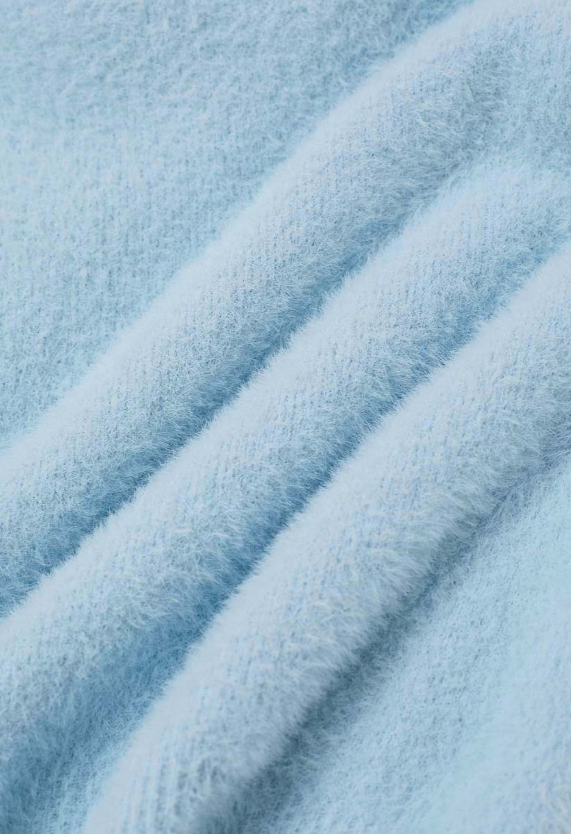 Haut en tricot pelucheux à épaules dénudées et devant croisé en bleu bébé