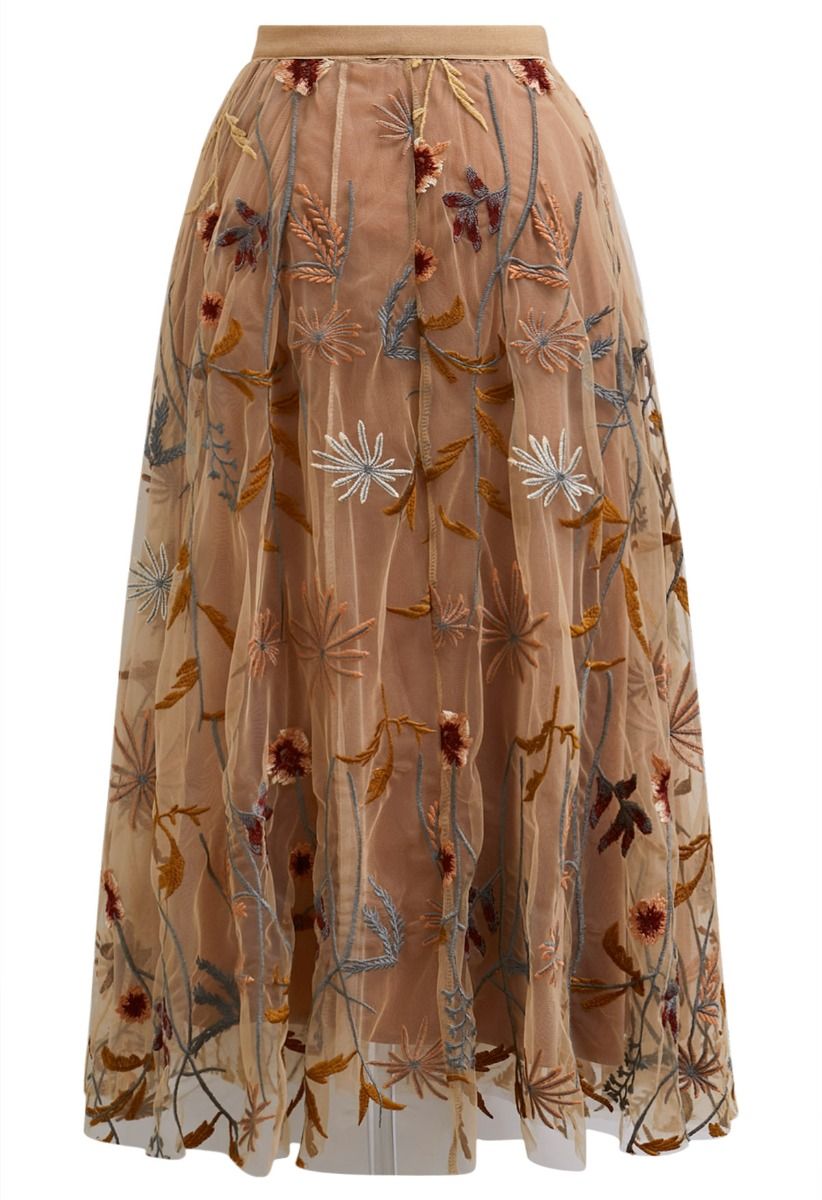 Jupe mi-longue en tulle brodé de fleurs fantaisistes en camel