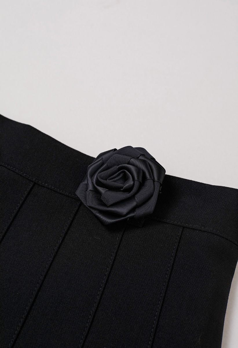 Mini-jupe plissée avec ceinture en chaîne et broche rose en noir