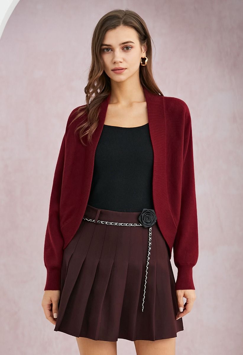 Cardigan minimaliste en tricot côtelé ouvert sur le devant en rouge